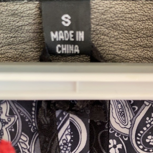 Red vest zippers - Picture 2 of 5